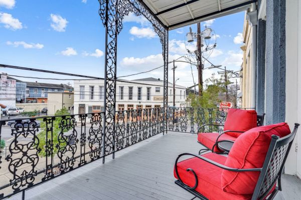 1BR Condo in LGD + Balcony : Walk to Top Spots