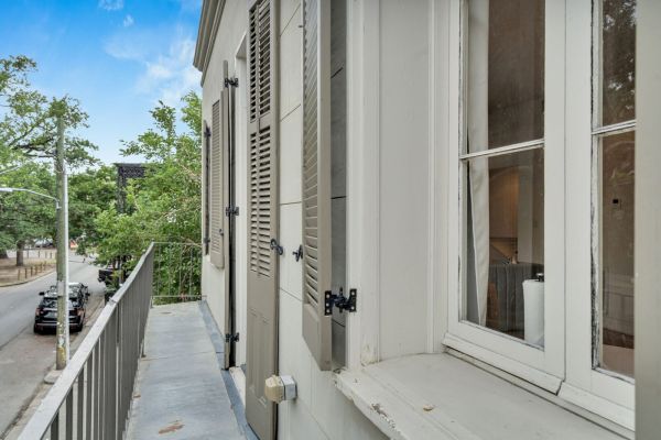 1 BR Loft in the FQ- Free parking and Balcony!