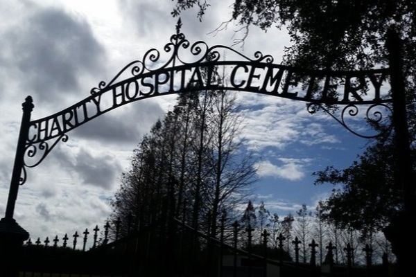 Cemetery and Ghost BYOB Bus Tour in New Orleans